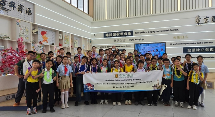 Students posing for a group photo during an overseas cultural exchange programme.